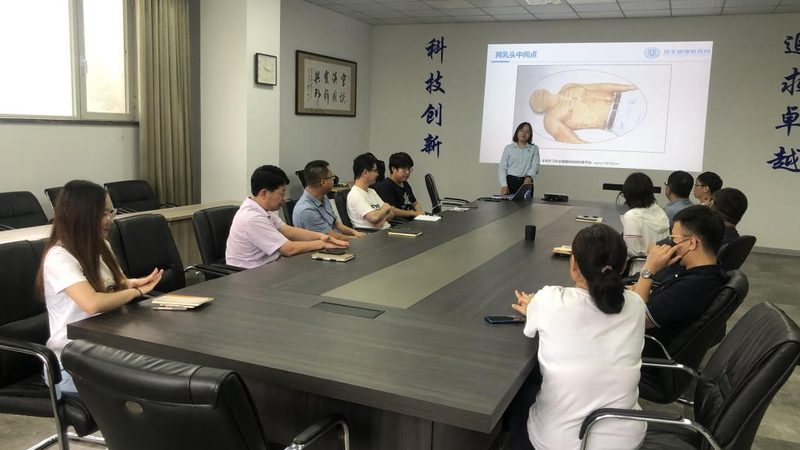 关于教材费是否包含，这取决于各个培训机构的具体规定。以下是一些可能的情况：
